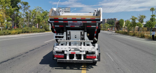 4.5T Pure Electric Self Loading Garbage Truck Back