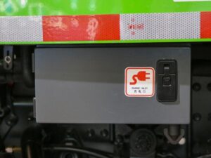 شاحنة قلابة كهربائية نقية D590E 31T 8X4 بطول 5.6 متر