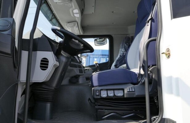 Zhiland 25-ton heavy truck 6X4 pure electric tractor